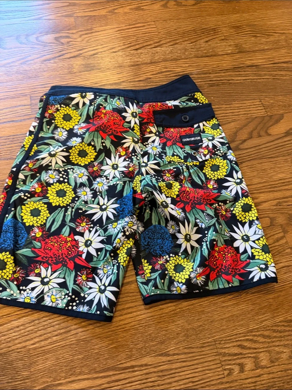 Quiksilver Men’s Black Tropical Floral Boardshorts Size 26